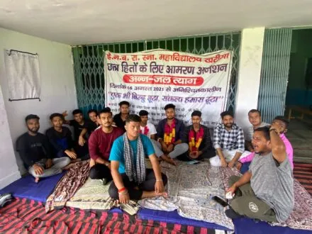 खटीमा: भूख हड़ताल से जबरन एक को उठाया तो दो और बैठे