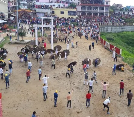 टनकपुर: देवीधुरा बग्वाल मेले में चारों खामों के 75 योद्धा घायल