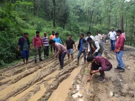 नैनीताल: कीचड़ भरी सड़कों पर धान रोपाई कर विभाग और सरकार को दिखाया आइना