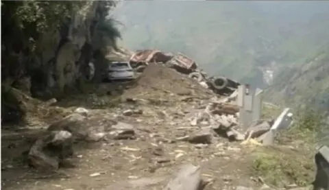 देहरादून: पहाड़ में हुआ बड़ा हादसा, हरिद्वार जा रही बस पहाड़ी से गिरी चट्टानों की चपेट में आई