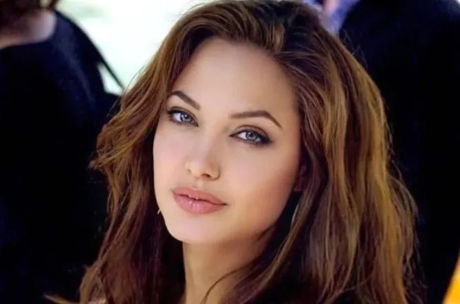 Angelina Jolie ने किया Instagram डेब्यू, पहली पोस्ट में अफगान लड़की का पत्र किया Share