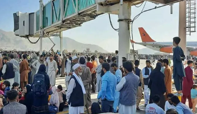 Kabul Airport पर हालात खराब, अफरा-तफरी में 7 अफगान नागरिकों की मौत
