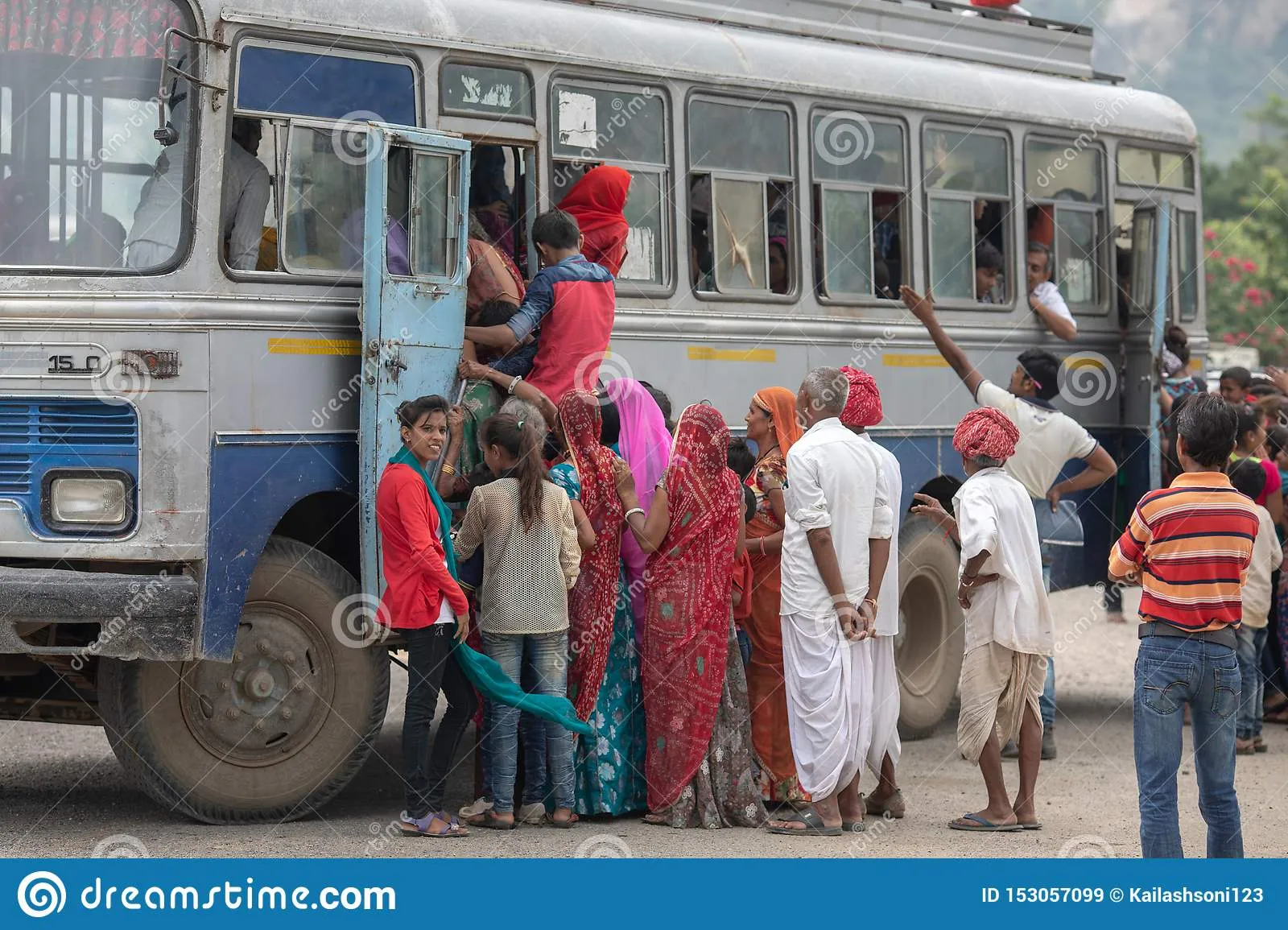 रुद्रपुर: क्षमता से अधिक सवारी पर बसें सीज, दो सौ मजदूर फंसे