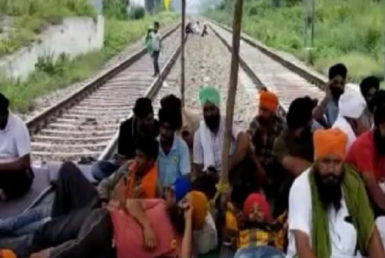 जालंधर में रेलवे ट्रैक पर बैठे किसान, 50 ट्रेनें रद, कई के रूट डायवर्ट