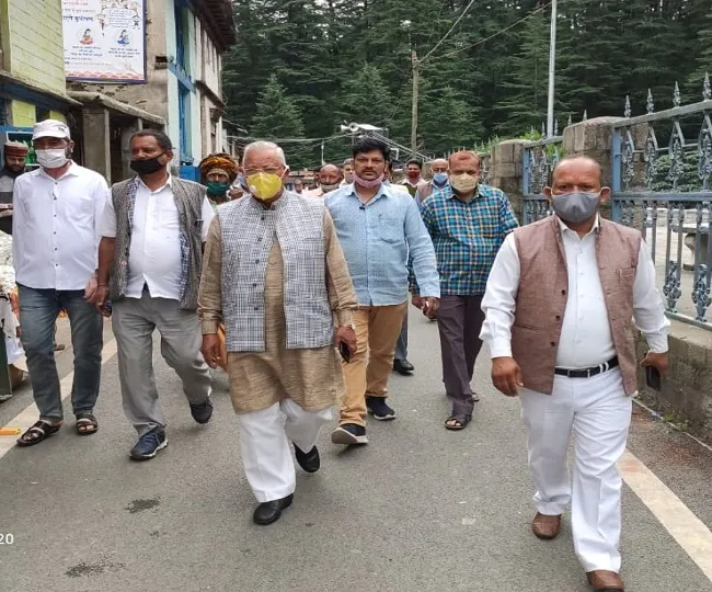 अल्मोड़ा: पुजारियों से अभद्रता के विरोध में धरने पर बैठे कुंजवाल