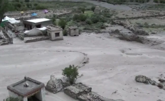 लद्दाख में अचानक से आई बाढ़ से मचा हाहाकार, पुल टूटा, फसलें हुईं तबाह