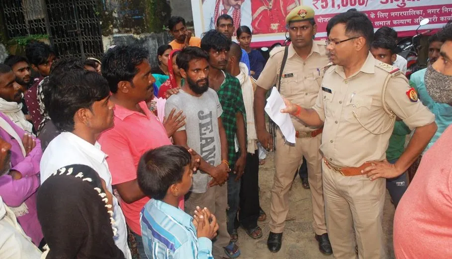 लखीमपुर-खीरी: महिला की मौत, परिवार वालों ने किया एसपी कार्यालय पर प्रदर्शन