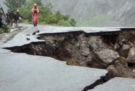 टनकपुर: खतरे की जद में आए तीन परिवारों को 24 घंटे में सुरक्षित स्थान पर भेजने के निर्देश