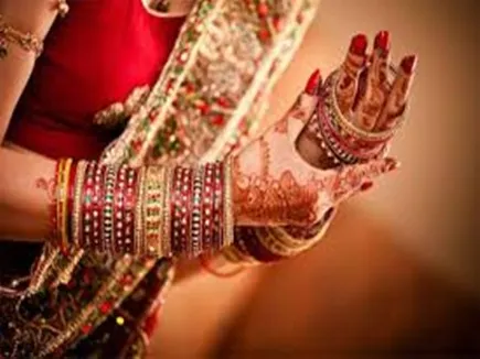 रामपुर: प्यार का चढ़ा खुमार तो दो युवतियों ने आपस में रचा ली शादी और फिर…