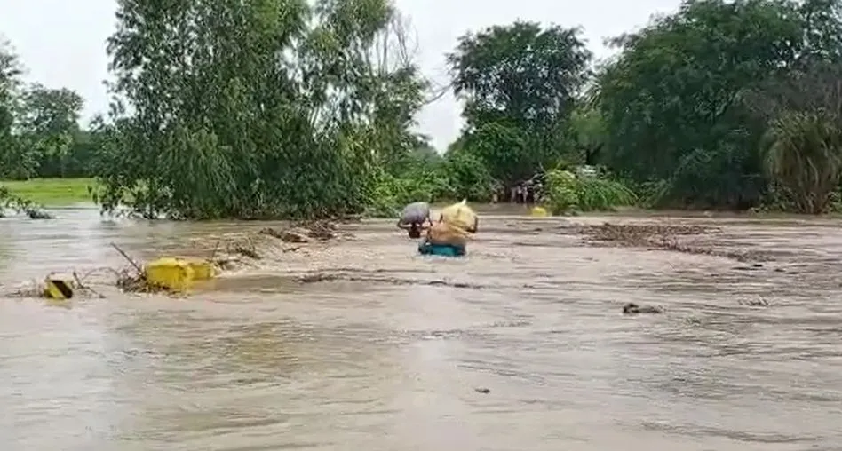 एमपी में बाढ़ ने बरपाया कहर, मुश्किल में फंसी 300 से ज्यादा लोगों की जान, हेलीकॉप्टर की मांग