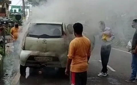 हल्द्वानी: चलती कार के इंजन में लगी आग, बाल-बाल बचा सवार
