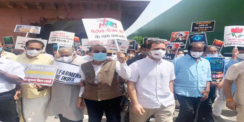 विपक्षी नेताओं ने किया सरकार के खिलाफ विरोध प्रदर्शन, निकाला पैदल मार्च