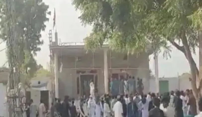 लोगों की भीड़ ने पार की सारी हदें, हिंदू मंदिर में तोड़फोड़, स्थिति तनावपूर्ण