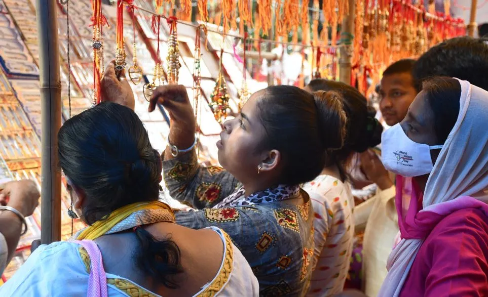 बरेली: रक्षाबंधन आज, बाजार गुलजार, भाइयों ने भी खरीदे उपहार