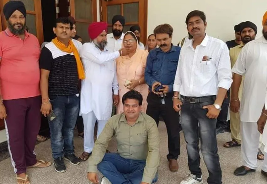 पीलीभीत: हॉकी में भारत की जीत से पूरे जिले में जश्न का माहौल, सिमरनजीत सिंह के घर पर बधाई देने वालों का लगा तांता