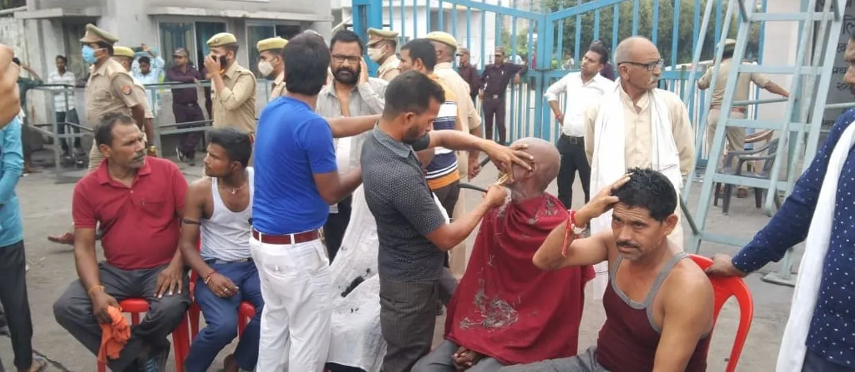 लखीमपुर-खीरी: गन्ना किसानों ने सिर मुंडवाकर किया प्रदर्शन