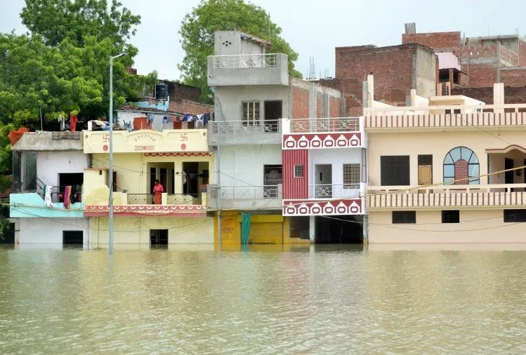 प्रयागराज बाढ़: गंगा व यमुना खतरे के निशान से पार, कई इलाकों में बाढ़