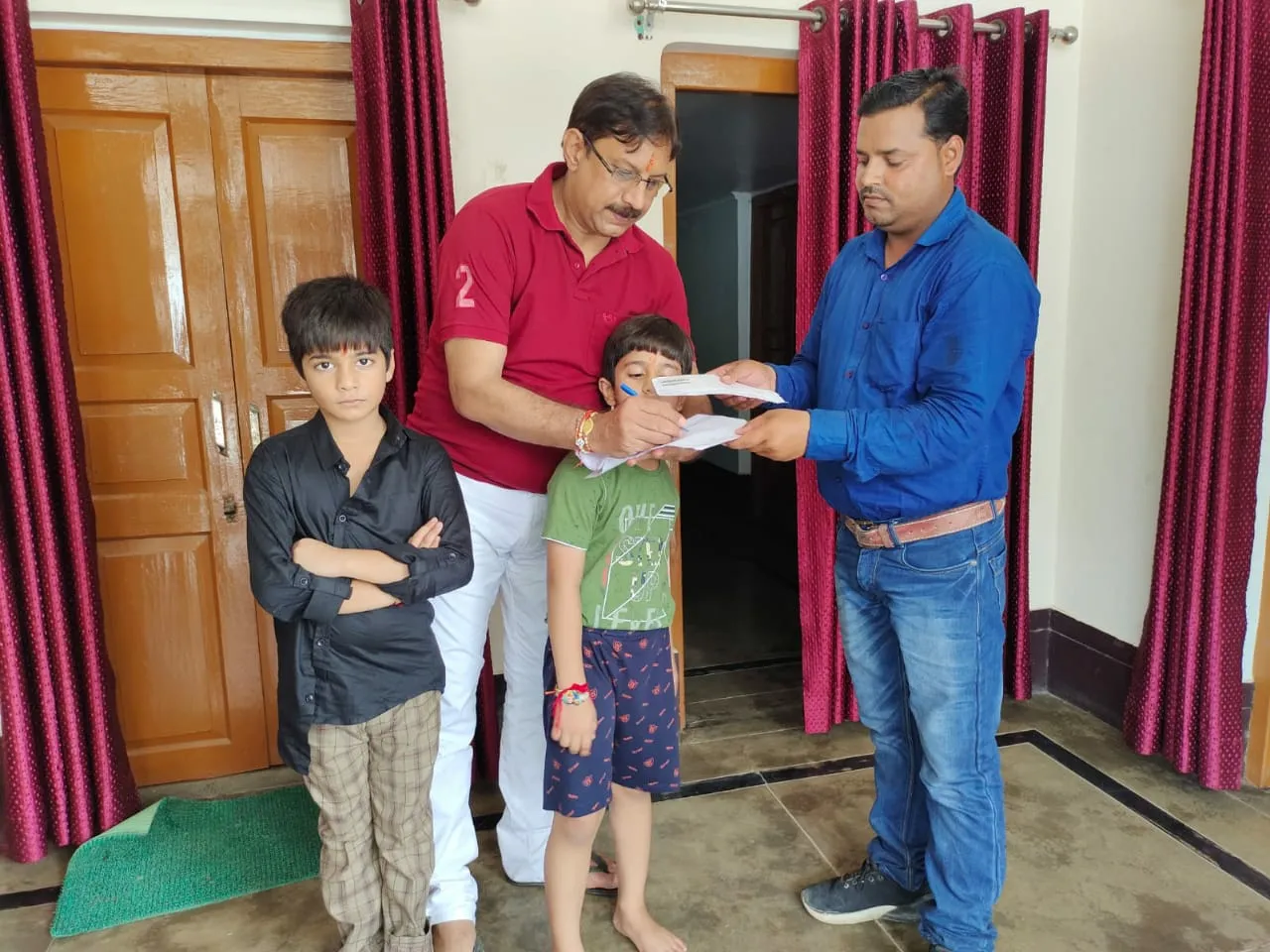 अयोध्या: देश-विदेश से बहनों की राखी पाकर आई भाइयों के चेहरों पर मुस्कान, रविवार को भी डाकियों ने बांटी राखी