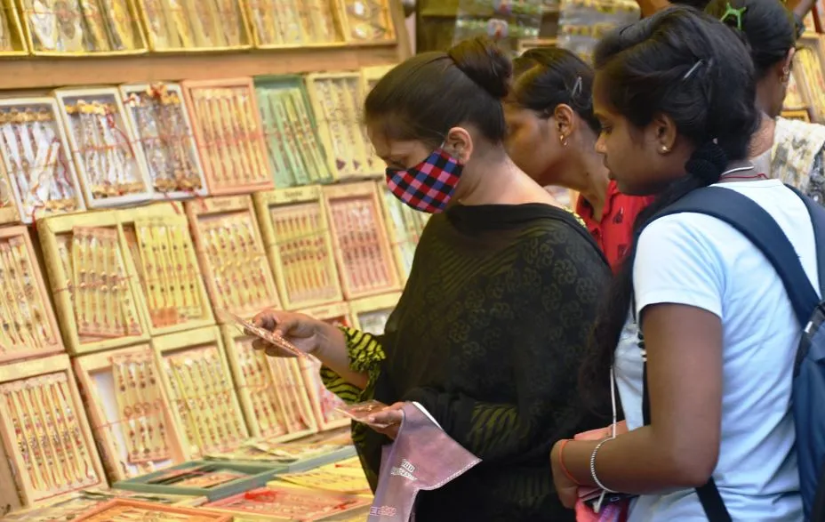 बरेली: चाइनीज नहीं, इस बार स्वदेशी राखियों से सजा बाजार