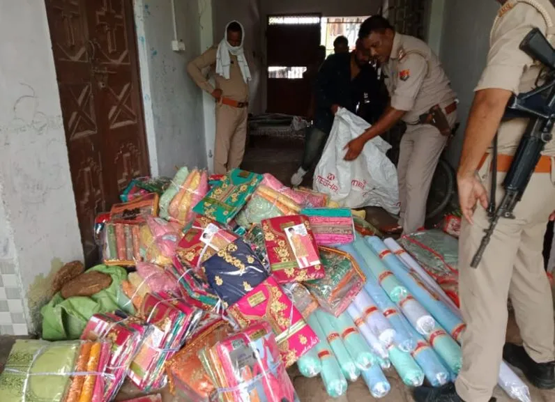 रामपुर: शिक्षामित्र के घर से लाखों का चोरी का कपड़ा बरामद