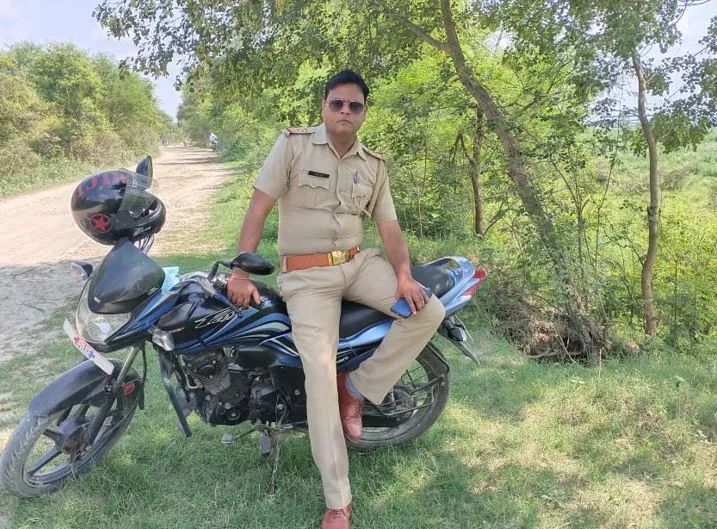 रामपुर: फर्जीवाड़े में फंसा शिक्षक, दरोगा बनकर धमकाता था लोगों को