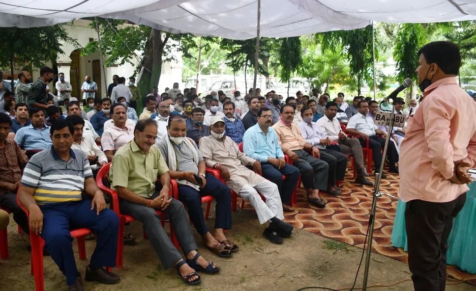 बरेली: शिक्षक संघ ने डीआईओएस कार्यालय पर दिया धरना