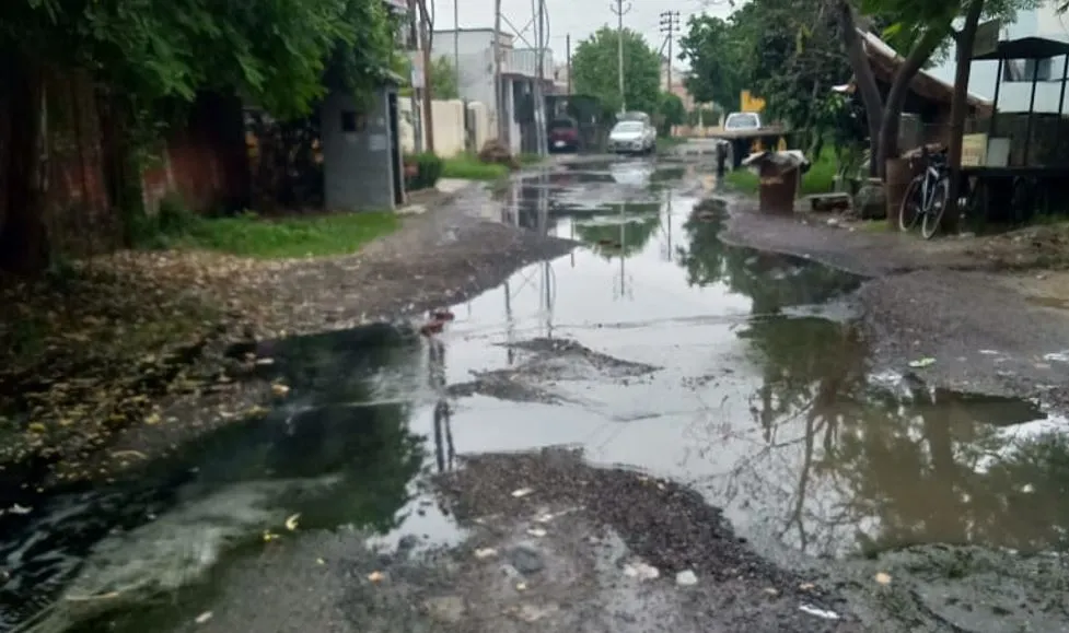 बरेली: नाला निर्माण नहीं होने से छोटी बिहार के लोग संकट में, गंदे पानी से निकलने को मजबूर