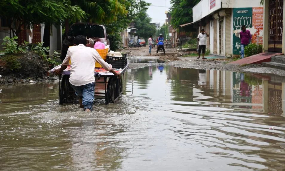बरेली: मुंशीनगर में सड़क दो हिस्सों में बन रही, बीच का हिस्सा छोड़ा