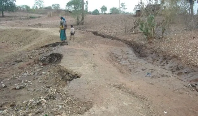 यूपी: आजादी के 75 साल बाद भी अपनी बदहाली पर आंसू बहा रहा ये गांव, पक्की सड़क बनने की देख रहा राह