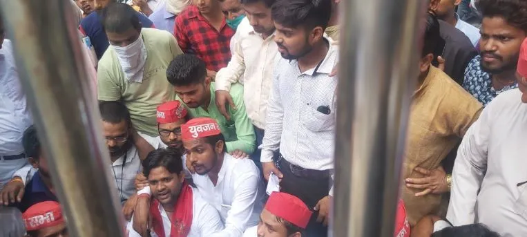 बरेली: समाजवादी युवजन छात्र सभा के कार्यकर्ताओं ने कलेक्ट्रेट पर किया प्रदर्शन
