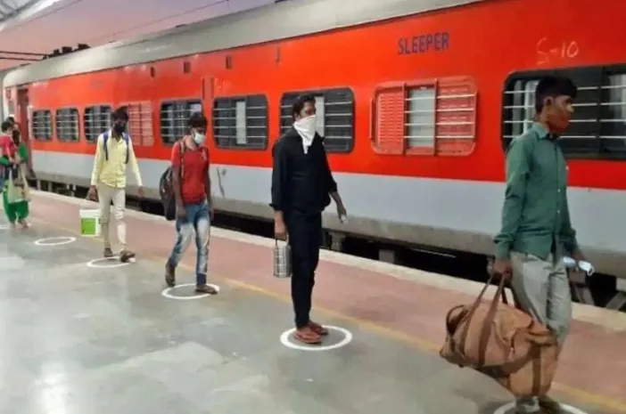 भाजपा ने महाराष्ट्र सरकार से की मांग, कहा- कोरोना के दोनों टीका लगवाने वालों को लोकल ट्रेन में यात्रा की छूट दी जाए