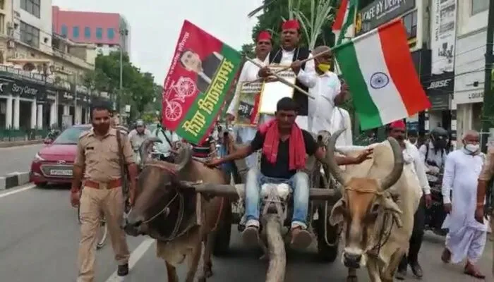 यूपी: सत्र शुरु होते ही हुआ विरोध, विपक्ष ने किया प्रदर्शन, बैलगाड़ी और रिक्शे पर दिखे नेता