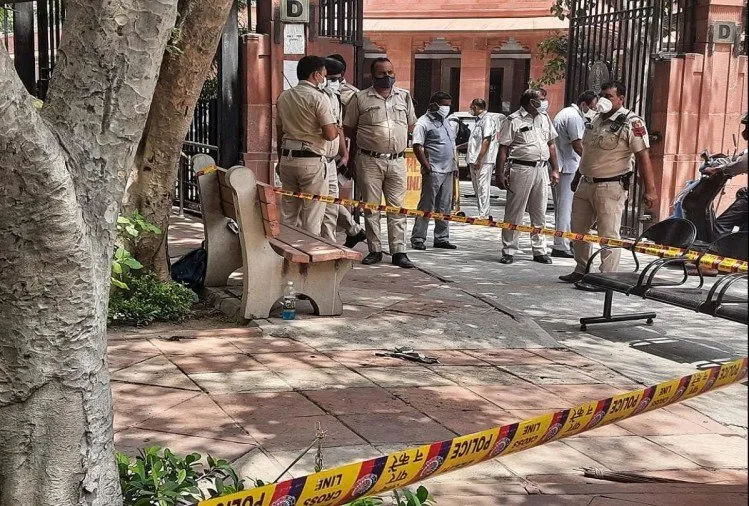 दिल्ली: SC के सामने आत्मदाह की कोशिश करने वाली महिला की मौत