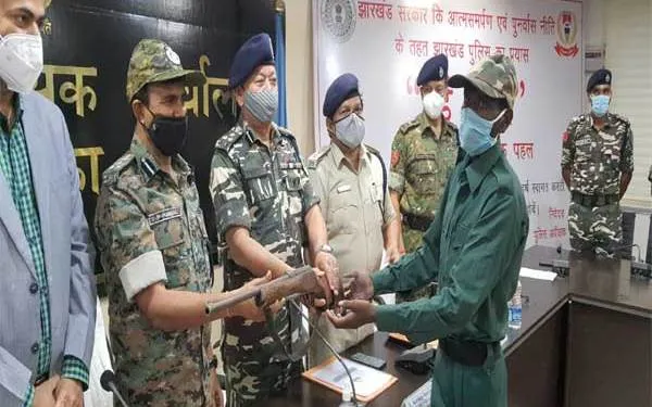 झारखंड की इस नीति से प्रभावित होकर माओवादी कर रहे आत्मसमर्पण और सरकारी योजनाओं का उठा रहे लाभ