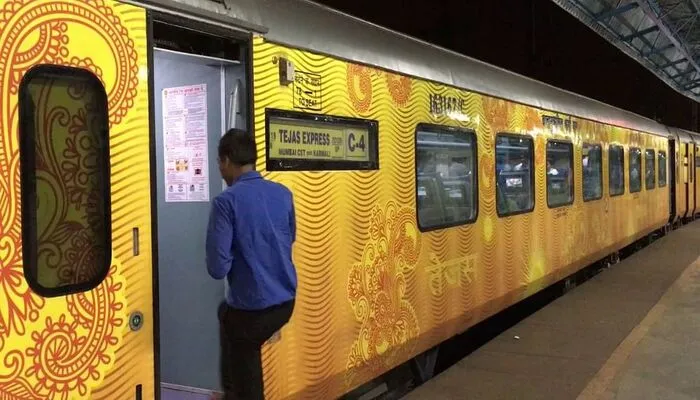 लखनऊ: तेजस एक्सप्रेस हुई दो घंटा लेट, आईआरसीटीसी देगा 4.58 लाख हर्जाना