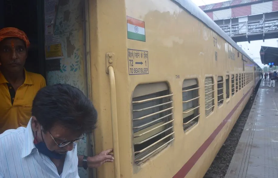 बरेली: यात्री की शिकायत पर ट्रेन से हटाया तिरंगे का स्टीकर