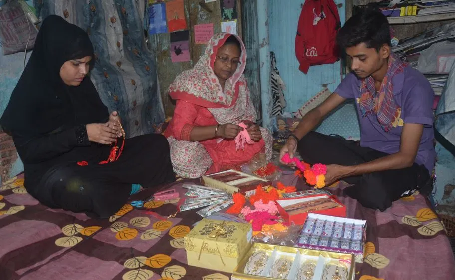 बरेली: अल्लाह की इबादत के साथ राखियां बना रहा परिवार