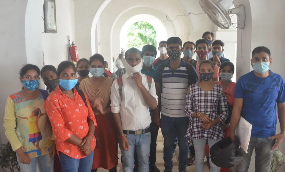 बरेली: टेबलेट दिलाने को जिलाधिकारी से मिले अभ्युदय के प्रतियोगी छात्र
