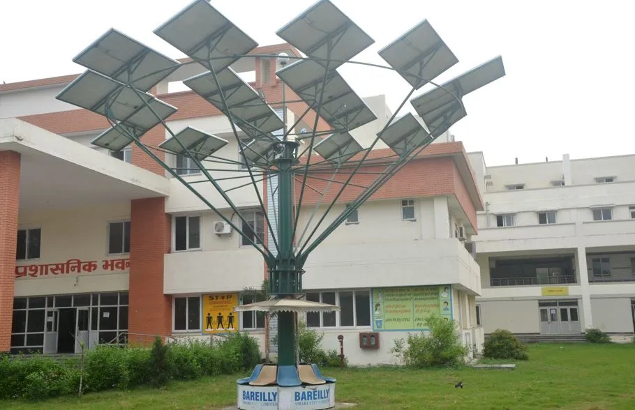 बरेली: लाखों की लागत से लगा स्मार्ट सिटी का सोलर ट्री मुरझाया