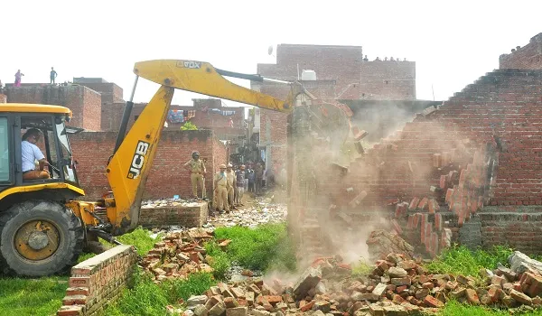 मुरादाबाद: रामगंगा नदी किनारे अवैध कब्जे पर गरजा बुलडोजर, अधिकारियों से हुई नोकझोंक