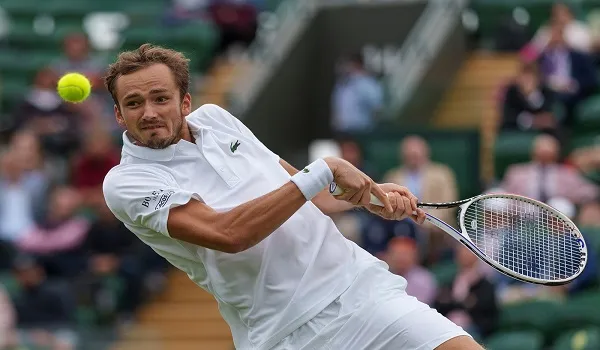 Tennis : मेदवेदेव, सितसिपास और इसनर टोरंटो के सेमीफाइनल में पहुंचे