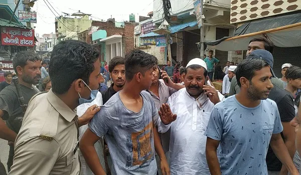 अमरोहा: छात्रों के दो गुटों मारपीट,आसपास के लोगों में मची भगदड़