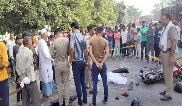 अमरोहा: ट्रक और बाइक की आमने-सामने की टक्कर में पिता की मौत, बेटा गंभीर रूप से घायल