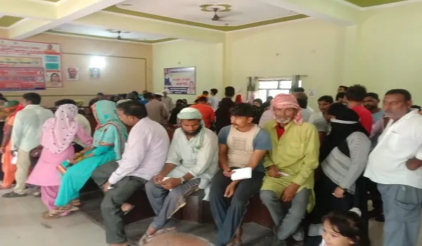 बिजनौर: वैक्सीनेशन कराने पहुंचे लोग शारीरिक दूरी का पालन भूले