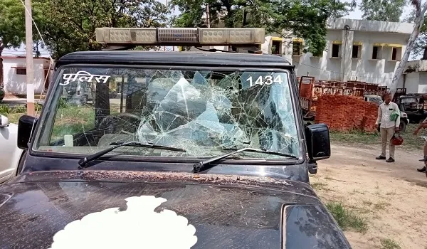 संभल: मूर्ति हटवाने गई पुलिस और राजस्व टीम पर पथराव, एक सिपाही घायल