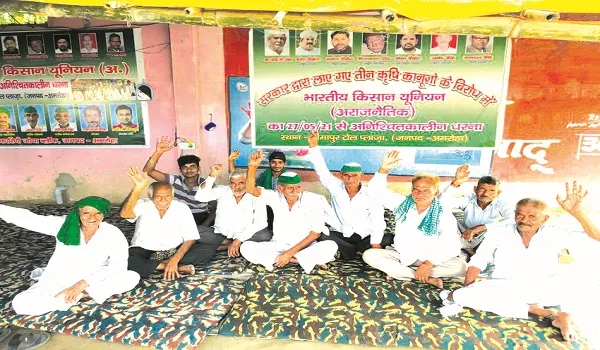 अमरोहा: नलकूप का बिल कम करवाने के लिए किया प्रदर्शन