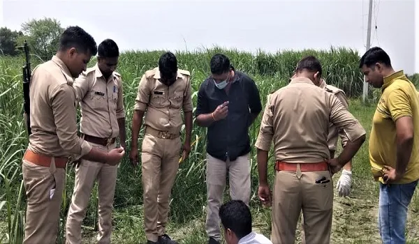 संभल: खेत में पड़ा मिला युवक का शव, सनसनी
