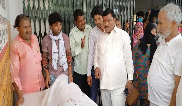 अमरोहा: डग्गामार टेंपो की बाइक से टक्कर, एक की मौत, तीन लोग घायल