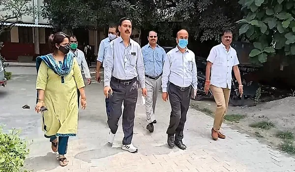 मुरादाबाद: वाहन फिटनेस में दलालों की दखल से ट्रांसपोर्टर परेशान