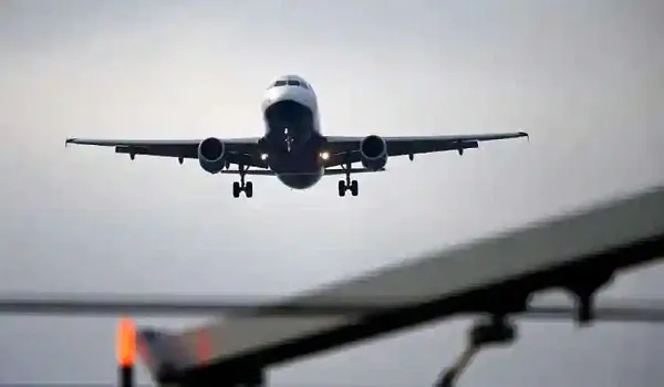 अभी नहीं हुआ है अंतरराष्ट्रीय यात्रियों के बारे में आखिरी फैसलाः अमेरिका 